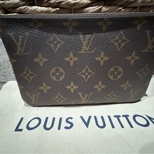Louis Vuitton double zip pochette